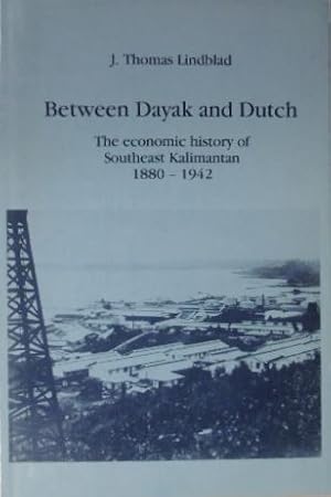 Image du vendeur pour Between Dayak and Dutch. The economic history of Southeast Kalimantan 1880-1942. mis en vente par Gert Jan Bestebreurtje Rare Books (ILAB)