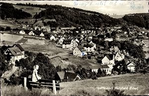 Ansichtskarte / Postkarte Hatzfeld an der Eder Hessen, Blick auf den Ort, Kind auf der Bank