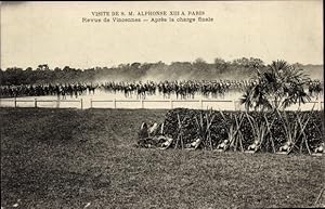 Seller image for Ansichtskarte / Postkarte Paris XII Bois de Vincennes, Visite de S. M. Alphonse XIII a Paris, Revue, Apres la charge finale for sale by akpool GmbH