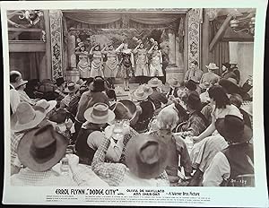 Image du vendeur pour Dodge City 8 x 10 Still 1939 Errol Flynn, Olivia De Havilland, Ann Sheridan mis en vente par AcornBooksNH