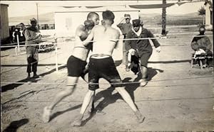 Foto Ansichtskarte / Postkarte Boxer im Ring, Boxkampf