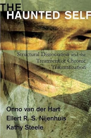 Bild des Verkufers fr The Haunted Self : Structural Dissociation and the Treatment of Chronic Traumatization zum Verkauf von AHA-BUCH GmbH