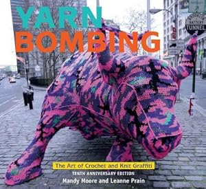 Bild des Verkufers fr Yarn Bombing : The Art of Crochet and Knit Graffiti: Tenth Anniversary Edition zum Verkauf von AHA-BUCH GmbH