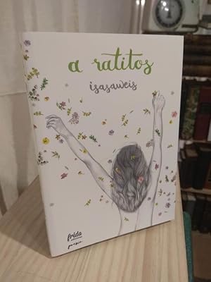 Imagen del vendedor de A ratitos a la venta por Libros Antuano