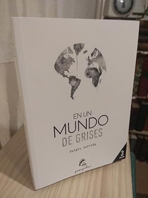 Imagen del vendedor de En un mundo de grises a la venta por Libros Antuano