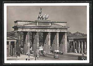 Ansichtskarte Berlin, Brandenburger Tor mit Strassenverkehr