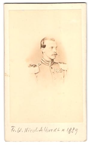 Bild des Verkufers fr Fotografie Portrait Prinz Albrecht von Preussen in Uniform mit Ordenspange zum Verkauf von Bartko-Reher