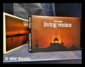 Bild des Verkufers fr Living Venice zum Verkauf von MW Books