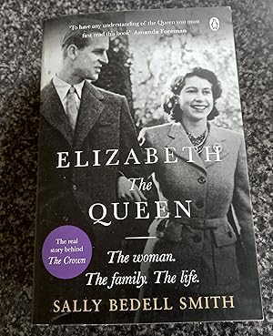 Imagen del vendedor de Elizabeth the Queen: The real story behind The Crown a la venta por just books