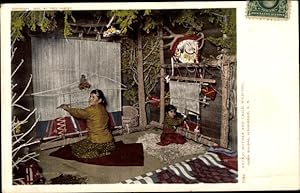 Ansichtskarte / Postkarte Navajo Mother and Child weaving, Beim Weben
