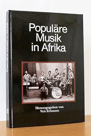 Bild des Verkufers fr Populre Musik in Afrika (mit 2 CDs) zum Verkauf von AMSELBEIN - Antiquariat und Neubuch
