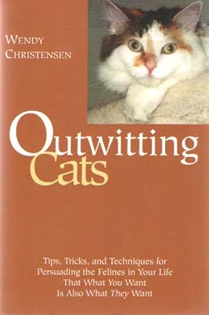 Imagen del vendedor de Outwitting Cats: Tips, Tricks and Techniques for Persuading the Felines in Your Life That What You Want is Also What They Want a la venta por Bij tij en ontij ...