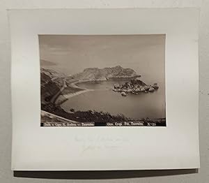 Seller image for Isola e Capo S. Andrea - Taormina. No. 39. Originalfotografie (17x23 cm). Albumin-Abzug, montiert auf Kartontrger (29x34 cm). for sale by Biblion Antiquariat