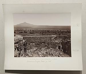 Bild des Verkufers fr Siracusa. Castello di Eurylus. 2644. Originalfotografie (20x25,2 cm). Albumin-Abzug, montiert auf Kartontrger (29x34 cm). zum Verkauf von Biblion Antiquariat