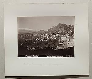 Bild des Verkufers fr Panorama Taormina. No. 462. Originalfotografie (17x23 cm). Albumin-Abzug, montiert auf Kartontrger (29x34 cm). zum Verkauf von Biblion Antiquariat