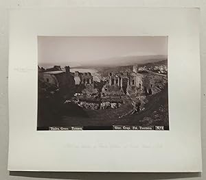 Bild des Verkufers fr Teatro Greco Taormina. No. 1. Originalfotografie (17x23,3 cm). Albumin-Abzug, montiert auf Kartontrger (29x34 cm). zum Verkauf von Biblion Antiquariat