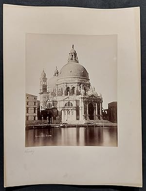 Bild des Verkufers fr Venedig. Chiesa della Salute. Albuminabzug, montiert auf Kartontrger. zum Verkauf von Biblion Antiquariat