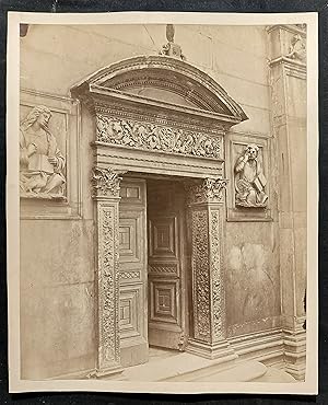 Bild des Verkufers fr Lugano. Portale destro della Cattedrale di San Lorenzo. Rechtes Portal der Kathedrale San Lorenzo. Albuminabzug, montiert auf Kartontrger. zum Verkauf von Biblion Antiquariat