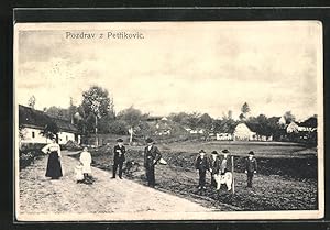 Ansichtskarte Nadejkov-Petrikovice, Einwohner auf einer Strasse am Ortseingang