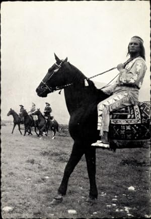 Ansichtskarte / Postkarte Schauspieler Pierre Brice zu Pferde, Indianer