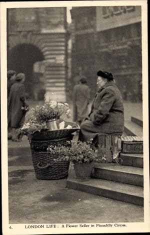 Imagen del vendedor de Ansichtskarte / Postkarte London City, City Life, A Flower Seller in Piccadilly Circus, Blumenverkuferin a la venta por akpool GmbH