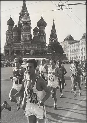 Olympische Spiele in Moskau 1980 : Marathonläufer am Roten Platz, vorn Chun Son Koh (Nordkorea) u...