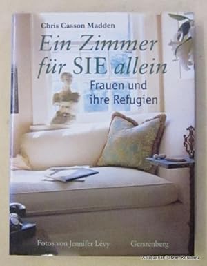 Bild des Verkufers fr Ein Zimmer fr SIE allein. Frauen und ihre Refugien. bersetzt von Gisela Sturm. Hildesheim, Gerstenberg, 1990. Durchgngig mit farbigen fotografischen Abbildungen von Jennifer Lvy. 224 S. Or.-Pp. mit Schutzumschlag; dieser am Rcken verblasst. (ISBN 380672850X). zum Verkauf von Jrgen Patzer