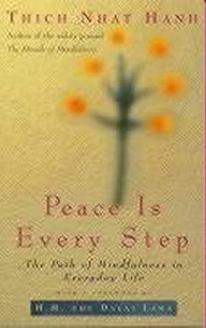 Bild des Verkufers fr Peace Is Every Step : The Path of Mindfulness in Everyday Life zum Verkauf von AHA-BUCH GmbH