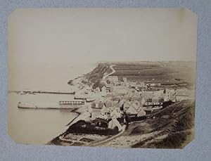 Une photographie du port vu de la falaise.