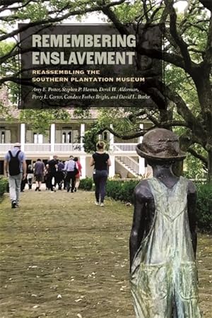 Immagine del venditore per Remembering Enslavement : Reassembling the Southern Plantation Museum venduto da GreatBookPrices