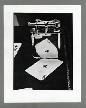 Imagen del vendedor de Maurice Tabard. Original-Photographie. 1970er Jahre, o.T. (Spielkarte gespiegelt im Feuerzeug) a la venta por akpool GmbH