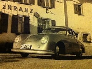 Egon Eiermann in seinem Porsche 356 vor dem Restaurant "zum Kranz" bei Blumberg im Schwarzwald. E...
