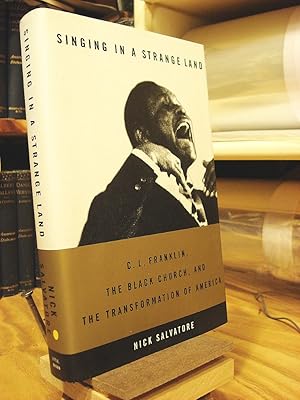 Immagine del venditore per Singing In A Strange Land: C.L. Franklin, the Black Church, And The Transformation of America venduto da Henniker Book Farm and Gifts