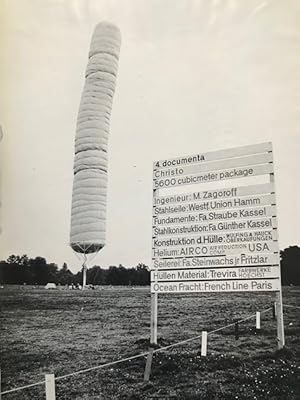Bild des Verkufers fr Christo: 5600 cubicmeter package; 4. Documenta Kassel 1968. Fotos: Klaus Baum, Thomas Cugini, zum Verkauf von Antiquariat Im Baldreit