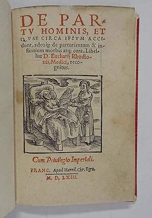 Bild des Verkufers fr De partu hominis, et quae circa ipsum accidunt, adeo(que) de parturientum & infantium morbis atq(ue) cura. Frankfurt a. M., Egenolphs Erben 1563. 8. 69 num. Bll., 3 (d.l.2.w.) Bll., mit Titelholzschnitt u. 31 Holzschnitten im Text, mod. Hprgt. zum Verkauf von Antiquariat Johannes Mller