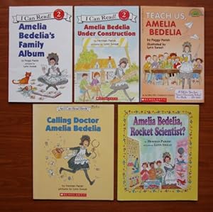 Bild des Verkufers fr Amelia Bedelia: Set of 5 Books (Amelia Bedelia's Family Album ~ Amelia Bedelia Under Construction ~ Amelia Bedelia, Rocket Scientist? ~ Calling Doctor Amelia Bedelia ~ Teach Us, Amelia Bedelia) [Paperback] Peggy Parish zum Verkauf von Lakeside Books