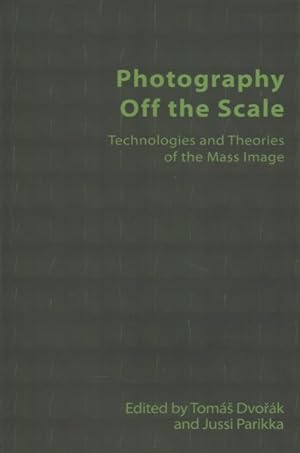 Imagen del vendedor de Photography Off the Scale : Technologies and Theories of the Mass Image a la venta por GreatBookPrices