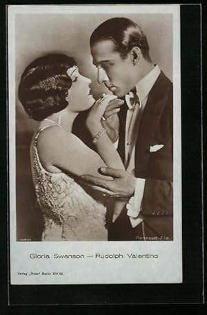 Ansichtskarte Schauspieler Rudolph Valentino küsst Hand von Schauspielerin Gloria Swanson