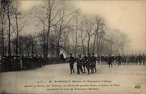 Bild des Verkufers fr Ansichtskarte / Postkarte Paris I, Jardin des Tuileries, M. Sarrault, Ministre de l'Instruction Publique passant en Revue zum Verkauf von akpool GmbH