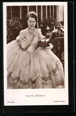 Bild des Verkufers fr Ansichtskarte Schauspielerin Norma Shearer mit Kstchen zum Verkauf von Bartko-Reher