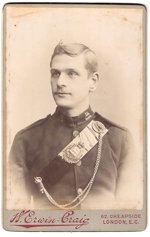 Photo H. Erwin-Craig, London, Cheapside 62, Portrait junger Fahnenträger in Uniform mit Fahnentra...
