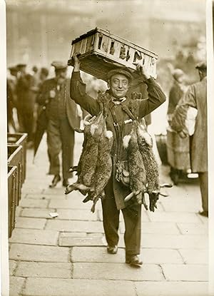 "Arrivée du premier gibier aux Halles 1931" Photo de presse originale par G. DREVED / Agence ROL ...