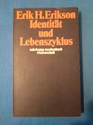 Bild des Verkufers fr Identitt und Lebenszyklus : drei Aufstze. bers. von Kte Hgel / Suhrkamp-Taschenbuch Wissenschaft ; 16 zum Verkauf von Antiquariat BehnkeBuch