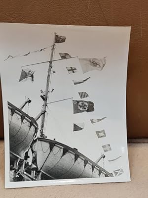 Bild des Verkufers fr Detailansicht KDF-Elektroschiff *Robert Ley* mit gehisster Fhrer-Standarte. Undatiert - wohl um 1938-1939. zum Verkauf von Antiquariat Friederichsen