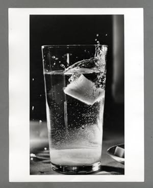 Imagen del vendedor de Maurice Tabard. Original-Photographie. 1970er Jahre, o. T. (Glas Wasser mit einem Stck Wrfelzucker a la venta por akpool GmbH