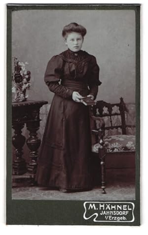 Seller image for Fotografie M. Hhnel, Jahnsdorf /Erzgeb., Junge Frau in dunklem Kleid mit Buch in der Hand for sale by Bartko-Reher