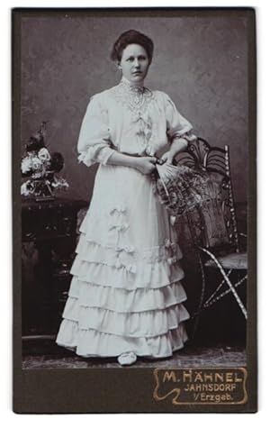 Seller image for Fotografie M. Hhnel, Jahnsdorf /Erzgeb., Portrait einer feinen hbschen Dame in gestuftem Kleid for sale by Bartko-Reher