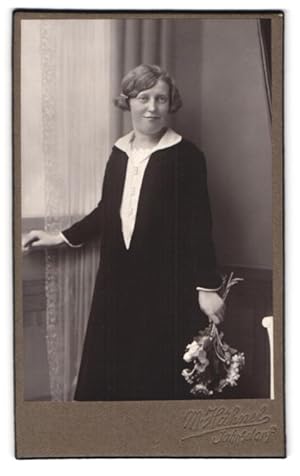 Seller image for Fotografie M. Hhnel, Jahnsdorf /Erzgeb., Junge Frau mit Blumenstrauss in der Hand for sale by Bartko-Reher