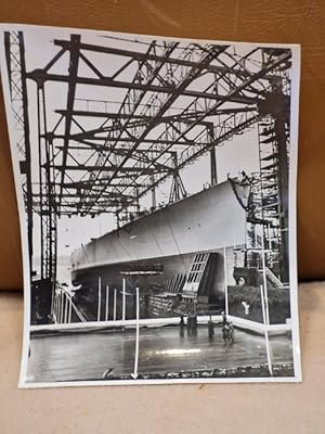 Bild des Verkufers fr Das Schlachtschiff Bismarck kurz vor dem festlichen Stapellauf noch auf der Helling der Werft Blohm & Voss in Hamburg. Schwarz-weies Originalfoto wohl vom Februar 1939. zum Verkauf von Antiquariat Friederichsen