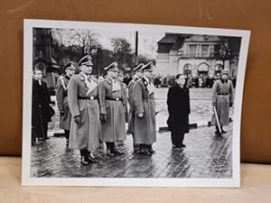 Bild des Verkufers fr Der japanische Botschafter in Hamburg, wohl am 15.2.1939. Im Bildhintergrund das ehemalige Mnchener Hofbruhaus am Dammtor-Bahnhof. Original-Foto. zum Verkauf von Antiquariat Friederichsen